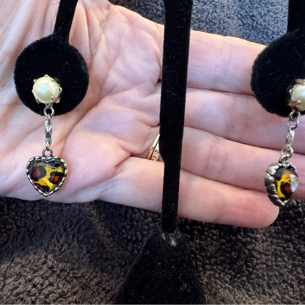 Betsy Johnson heart earrings - Picture 6 of 8